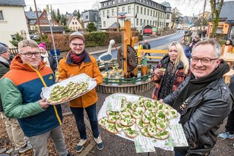 Spielzeugbrunnen im Spielzeugdorf im Erzgebirge plätschert wieder - Christopher Hänig, Kevin Pönig, Stephanie Böhme und Tino Günther (v. l.) ließen sich die Bemmen schmecken.