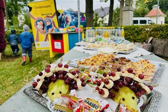 Spielzeugkisten für Plauener Spielplätze: Nummer 20 steht in Zwoschwitz - Spielzeugkiste Nummer 20 wurde in Zwoschwitz gefeiert - mit Versorgung durchs Landhotel.