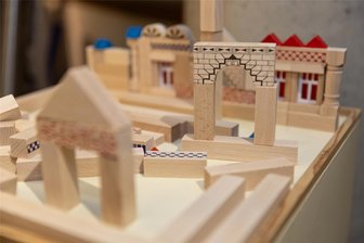 Spielzeugland Erzgebirge: Wie kleine Steine in großen Kisten auch heute noch faszinieren - Sie faszinieren bis heute: Holzbaukästen aus dem erzgebirgischen Blumenau. Die aktuelle Sonderausstellung in der Annaberger Manufaktur der Träume dreht sich nur um sie.