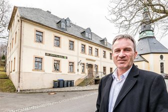 Spielzeugmuseum, Haus des Gastes, Turnhalle, alte Schule: Seiffen investiert in Größenordnungen - Seiffens Bürgermeister Martin Wittig vor der alten Schule. Sie befindet sich in unmittelbarer Nachbarschaft der Bergkirche.
