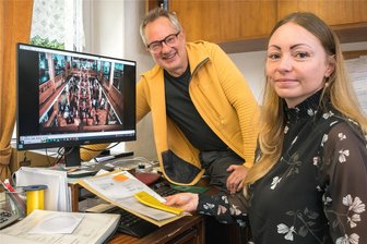 Spielzeugmuseum Seiffen soll zum Kino werden - Stephanie Böhme und Tino Günther bei der Zusammenstellung der Filmbeiträge.
