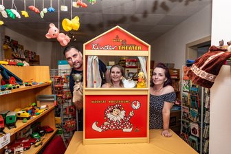 Spielzeugschätze der DDR: Ausverkauf lockt Sammler nach Mühlau - Das Kasperletheater mit Handpuppen vom Spielzeughersteller VERO aus dem erzgebirgischen Olbernhau ist schon vor dem Flohmarkt am Samstag für einen Käufer reserviert. Im Bild (von links): Tommy Bisser, Hailey Müller und Nadine Hädicke – die Familie des verstorbenen Spielzeugsammlers Frank Bisser.