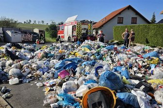Spinnen im Supermarkt und Explosion im Rucksack: Werdauer Gemeindefeuerwehr meistert auch kuriose Einsätze - Eine Flut Unrat ergoss sich im September mitten auf die Kempener Straße in Werdau. Der Fahrer eines Müllautos hatte umgehend reagiert, als er den Brand seiner Ladung bemerkte.
