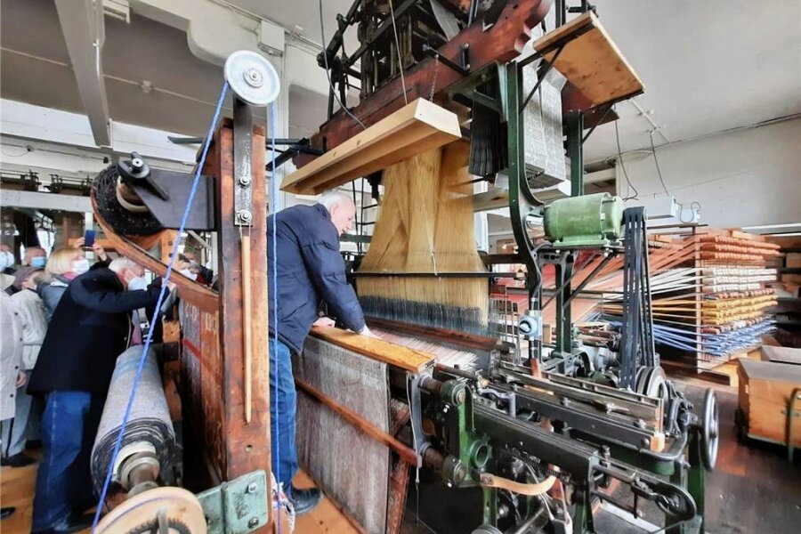 Spinnrad und handgenähte Taschen: Kunsthandwerk in der Schauweberei Braunsdorf - In der Historischen Schauweberei Braunsdorf führt Egon Mende die Doppelplüschwebmaschine vor. 