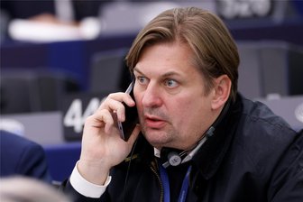 Spionage-Affäre bei der AfD: Warum wurde Spitzenmann Krah nicht gewarnt? - Der AfD-Politiker Maximilian Krah steht wegen seines Ex-Mitarbeiters im Europa-Parlament, Jian G., im Fokus einer Spionage-Affäre, über die am Freitag auch der sächsische Landtag debattierte. Jean-Francois Badias/AP/dpa