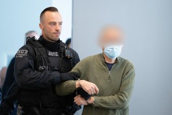 Spionageprozess: Ex-Mitarbeiter von AfD-Mann Krah zu mehr als vier Jahren Gefängnis verurteilt - Zu vier Jahren und neun Monaten Haft verurteilte der Staatsschutzsenat des Oberlandesgerichts den früheren Krah-Mitarbeiter Jian G..