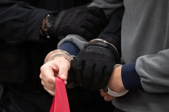 Spionageprozess gegen Ex-Mitarbeiter von AfD-Politiker Krah: „007“ oder „08/15“? - In Handschellen wird Jian G. in den Gerichtssaal geführt. Der frühere Mitarbeiter des AfD-Politikers Maximilian Krah soll als Agent für einen chinesischen Geheimdienst gearbeitet haben.