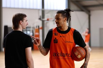 Spionageverdacht bei den Niners Chemnitz? Hat sich Würzburgs Kapitän Zac Seljaas ins Training gemogelt? - Erwischt: Ninersspieler Kevin Yebo zeigt auf den Mann, der vorgibt, Teammanager Pascal Kühne zu sein.