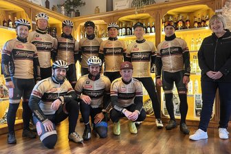 Spirituosen und Radsport: Im Erzgebirge geht das seit zehn Jahren Hand in Hand - Das Radteam Lautergold – rechts im Bild Kathleen Schwarz vom Spirituosenhersteller aus Lauter – legt pro Jahr etwa 100.000 Kilometer zurück.