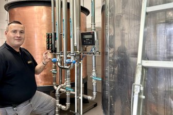 Spirituosenhersteller aus dem Erzgebirge rüstet auf: Deshalb erhöht Lautergold seine Kapazität - Techniker Kay Ullmann an einem der umgebauten Tanks, in denen sich die Rührwerke befinden. Damit kann Lautergold flexibler und größere Mengen Spirituosen herstellen.