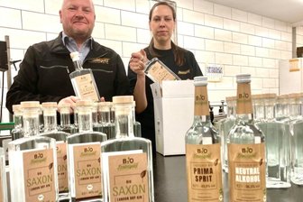 Spirituosenhersteller aus Lauter bringt Bio-Gin auf den Markt - Betriebsleiter Mike Schneising und Mitarbeiterin Anja Link beim Abfüllen und Etikettieren vom neuen Bio-Gin. Zur neuen Serie gehören außerdem Primasprit und Neutralalkohol. 