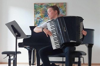 Spitze am Akkordeon: Junge Chemnitzerin entscheidet Werner-Richter-Wettbewerb für sich - Anna-Lena Kreher aus Chemnitz (hier bei einem früheren Vorspiel) gehört zu den besten Nachwuchs-Akkodeonisten in Deutschland. Nun hat sie den erstmals in Chemnitz ausgetragenen Sächsischen Akkordeon-Wettbewerb gewonnen.