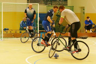 Spitze der Radball-Oberliga rückt in Niederlauterstein enger zusammen - Die Niederlautersteiner Marco Buschbeck und Falk Langer (von links) im Spiel gegen Lippersdorf, das sie 7:2 gewannen.