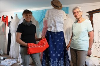 Spitze, Stoffe, Stepperinnen: Pausa erinnert an textile Vergangenheit und einstige Firmengründer - Ute Arnold (links) und Rosemarie Zimmermann, einst Meisterin im VEB Spitze - Bekleidung Pausa, haben die neue Ausstellung im Heimateck vorbereitet. Viele schöne Details sind in der Schau zu sehen. 