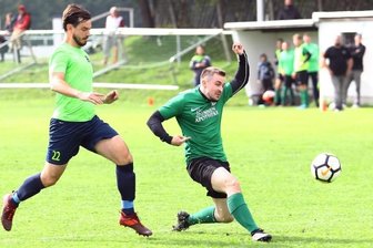 Spitzenduo gibt sich keine Blöße - Er war der Mann des Spiels beim 5:1-Sieg des BSV Eintracht Zschopautal gegen Geyer: Tim Groschopp (r., hier gegen Tim Körner) erzielte innerhalb von 13 Minuten einen lupenreinen Hattrick. 