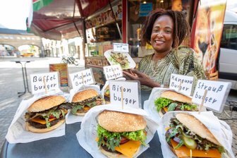 Spitzenfest-Auftakt in Plauen: Zebra-Burger, Spanferkelbraten und Matschen am Strand - Exotische Burger hat Mary Hänel im Angebot. Die gebürtige Kenianerin packt unter anderem Bison-, Zebra- oder Krokodilfleisch in die Semmel.