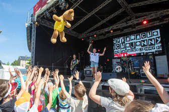 Spitzenfest wird zum Schwitzenfest: Plauen feiert bei fast 30 Grad Hitze - Beim Auftritt von Jonny Karacho am Samstagnachmittag auf der Altmarktbühne kam auch ein Stage-Diving-Plüschteddy zum Einsatz.