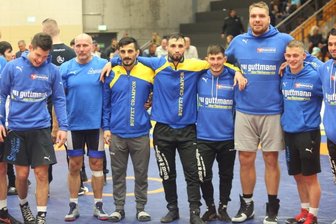 Spitzenkampf soll die Hinrunde krönen - Das Team des AV Germania Markneukirchen geht als Spitzenreiter in den letzten Kampf der Hinrunde. Um die Tabellenführung zu verteidigen, hatte sich in Greiz der 51-jährige Trainer André Backhaus (3. von links) noch einmal das Ringertrikot übergestreift.