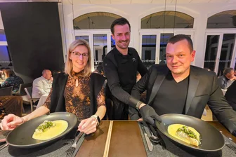Spitzenkoch aus dem Vogtland will mit Pop-up-Restaurant neue Reizpunkte setzen: „Es darf nie langweilig werden“ - Jenny Thümmler und Clemens Michalik (rechts) aus Bad Elster kommen gern zum Globalfilet von Kevin Seidel (Mitte) nach Oelsnitz.