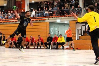 Spitzenkulisse beim Kellerduell: Das Handball-Derby zwischen Flöha und Borstendorf zieht viele Fans an - Steve Wundram (l.) vom VfB Flöha überwindet den Borstendorfer Torwart.