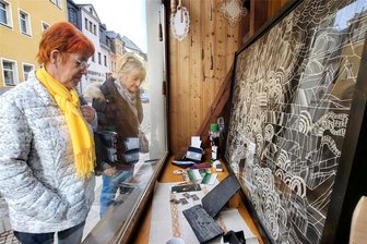 Spitzenmäßige Schaufenster in der Schwarzenberger Altstadt werben für Klöppelkongress - Christine Weigel (l.) und Ute Fiege aus Schwarzenberg an einem gestalteten Schaufenster der Stadtinformation. Die geklöppelte Leihgabe stammt aus der Volkskunstschule.