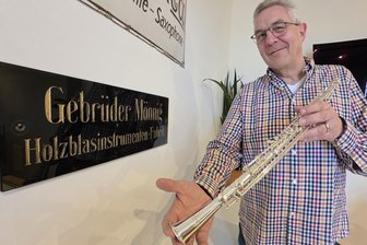 Spitzenmusiker zu Gast in Markneukirchen: Gala als Höhepunkt der Jubiläumsfeier der Manufaktur Mönnig - Veit Schindler von der Manufaktur Mönnig zeigt eine Metall-Obe aus den 1930er Jahren und lädt ein zum Galakonzert.