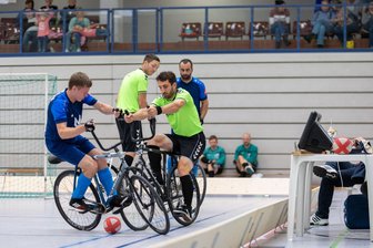 Spitzenplätze im Visier: Freiberger Radballer wollen 2025 nach vorn fahren - Die Radballer des TV 1844 Freiberg mit Eric Rudolph (vorn, gelb) und Tom Sontowski wollen in der neuen Oberliga-Saison diesmal um die Spitzenplätze mitkämpfen.