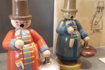 Spitzenpreis für Räuchermann - Die Firma Wendt & Kühn in Grünhainichen fertigte diese Räuchermänner mit Wärmflasche. Die Figuren gehen auf einen 1927 erteilten Auftrag der Krausswerke Schwarzenberg zurück. Ein Exemplar mit rotem Mantel war einem Bieter auf einer Internet-Plattform jetzt 1610 Euro wert.