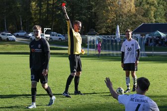 Spitzenreiter BC Erlbach gewinnt „Kirwe-Spiel“ gegen Top-Favorit FSV Treuen - Treuens Louis Schlosser (links) bekam von Schiedsrichter Felix Schinkitz die Ampelkarte gezeigt.