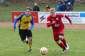 Spitzenreiter der Fußball-Erzgebirgsliga überdenkt sein Saisonziel - Der vom Außenverteidiger zum Angreifer umfunktionierte Yannik Nestler (rechts) avancierte in Zschopau mit seinem Tor zum 2:1 zum Neudorfer Matchwinner.