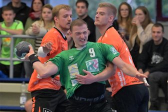 Spitzenreiter für Zwönitzer Handballer eine Nummer zu groß - Ein Bild mit Symbolcharakter: Die Hoyerswerdaer ließen den Zwönitzer HSV in dessen eigenen Wohnzimmer kaum zur Entfaltung kommen. Nico Lange (Mitte) erzielte für die Gastgeber immerhin zwei Treffer.