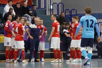 Spitzenreiter HOT 05 Futsal startet mit einem Dämpfer ins neue Jahr - Der Jahresauftakt verlief am Samstag für die Futsaler aus Hohenstein-Ernstthal um Trainer Yvgen Ryvkin nicht wie erhofft. Gegen Verfolger Weilimdorf bezog der Bundesliga-Spitzenreiter eine knappe Niederlage.