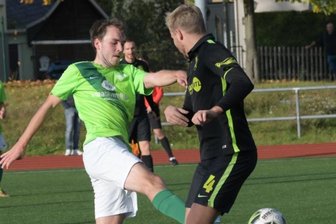Spitzenreiter ist Nummer zu groß - Thalheims Lucas Gräbner (links) spitzelt Marcel Richter vom BSC Rapid den Ball weg. An Ende hatten allerdings die Chemnitzer gut lachen und siegten verdient mit 2:0.