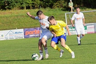 Spitzenreiter lässt im Derby nichts anbrennen - Tabellenführung in der Landesklasse West gefestigt: Die Zwickauer Lok-Fußballer - am Ball Nick Krämer (links ) im Duell mit Jonas Schebitz - haben sich zu Hause gegen Blau-Gelb Mülsen verdient durchgesetzt. 