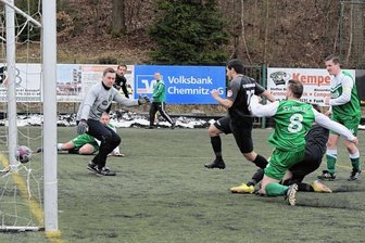 Spitzenreiter mit klaren Ansagen - Murad Alijew (Mitte) drückt den Ball über die Linie. Mit seinen beiden Toren hatte er am Sonntag großen Anteil am klaren Oberfrohnaer Auswärtssieg beim SV Mülsen St. Niclas. 