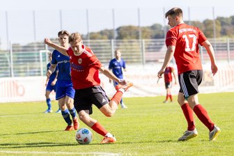 Spitzenreiter mit Monster-Comeback: Langenauer Fußballer wandeln 1:4-Rückstand in einen 6:4-Heimsieg um - Der Führende der Torjägerliste, Max Schubert (M.), schraubte den Bestwert auf 13 Saisontreffer nach oben.
