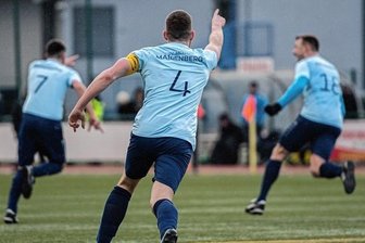 Spitzenreiter will seine Serie ausbauen - Motor-Kapitän Pierre Bauer und seine Teamkollegen drehen beim Gipfeltreffen in Großenhain zum Jubeln ab. Obwohl dem 2:1-Führungstreffer noch der Ausgleich folgte, waren die Marienberger zufrieden.