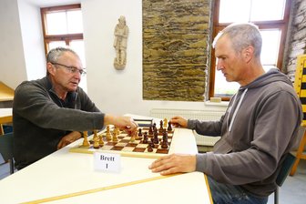Spitzenreiter zu Gast und Rückkehr in die Normalität – das Sportwochenende in der Region Annaberg im Überblick - Toralf Roch (r., hier gegen den ehemaligen DDR-Meister Thomas Pähtz) und der SC Annaberg-Buchholz wollen in der Bezirksliga endlich den Bock umstoßen.
