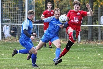Spitzenspiel steigt beim Aufsteiger - Beim 2:0 in der Hinrunde behielt Philipp Ruderisch (Mitte) mit seinem VfB Großfriesen die Oberhand gegen Jason Jurich vom Aufsteiger Leubnitzer SV. Das Rückspiel wird ein heißer Kampf um den 3. Platz. 
