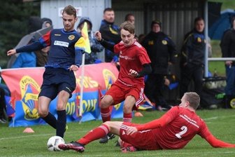Spitzenspiel wird zu einer klaren Angelegenheit - Chancenlos waren die Lunzenauer Fußballer, hier mit Ludwig Nitsche (l.) gegen den SSV Königshain-Wiederau. Dessen Spieler Jakob Geisler und Dominik Weber (r.) bauten die Tabellenführung aus.