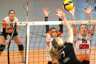 Spitzenspiel wird zum Fehlerspiel - Franziska Gründler, Sophie Seibt und Dorothee Schwalbe (von links) durften mit den Damen des VC Zschopau einen 3:1-Sieg gegen den bisherigen Spitzenreiter aus Dresden bejubeln. 