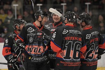 Spitzensport statt Weihnachtsmarkt: Gute Unterhaltung bieten auch diese Jungs am Wochenende - Viel Grund zum Jubeln hatten die Schönheider Wölfe seit Saisonbeginn in der Eishockey-Regionalliga. Aktuell sind sie Dritter.