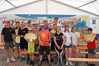 Spitzensporter trifft auf Gaudi: Ruderer Felix Krones bei Welt(en)meisterschaft in Oederan am Start - So sehen Sieger aus: die Teilnehmer der 9. Auflage der Welt(en)meisterschaften. Marco Metzler (Mitte) hatte den Organisationshut auf.
