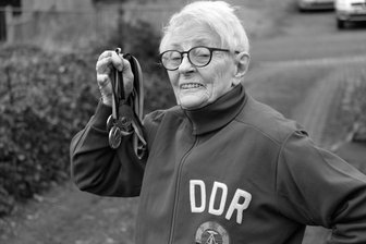 Spitzensportlerin der DDR verstorben: Trauer in Geringswalde - Anlässlich ihres 90. Geburtstages holte Roselore Sonntag einige der Erinnerungsstücke aus der Zeit ihrer aktiven Laufbahn heraus.