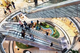 Spitzenstadt Plauen soll vor Feiertagen in Nachbarländern um Touristen werben - Besucher in der Plauener Stadt-Galerie