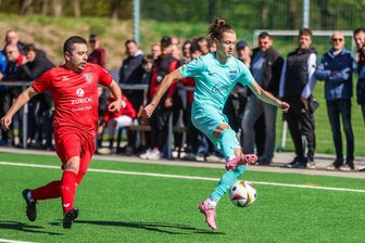 Spitzenteams der Kreisoberliga kämpfen sich ins Pokalfinale - Toni Elßner (li.) und Tim Hammerschmidt im Spitzenduell zwischen IFA und dem VfL. Foto: Peggy Schellenberger