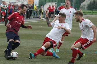 Spitzenteams neutralisieren sich - Von viel Einsatz geprägt war das Spitzenspiel am Sonntag in Flöha. Hier grätscht der Flöhaer Tommy Möbius gegen Marc Meyer vom TSV Großwaltersdorf/Eppendorf.