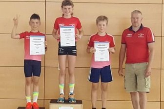 Spitzenwert bleibt bestehen - Drei Neudorfer mit ihrem Trainer auf dem Podest: Fabian Schumann, Julia Schumann, Jann Hoffmann und Peter Weber (v. l.).
