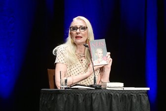 Spitzzüngig und scharfsinnig: Désirée Nick begeistert in Bad Elster - Désirée Nick las aus einigen ihrer Bestseller.