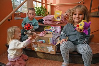 Spongebob und Buntstifte: Flöhaer Schüler bringen Freude nach Osteuropa - Die Mädchen und Jungen der Kita Falkenau packen Geschenke ein für Kinder in Not: Mirella, Bruno, Rosalie und Malou (v. l).